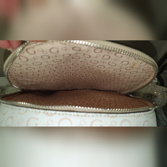 GUESS - Picture 8 of 10